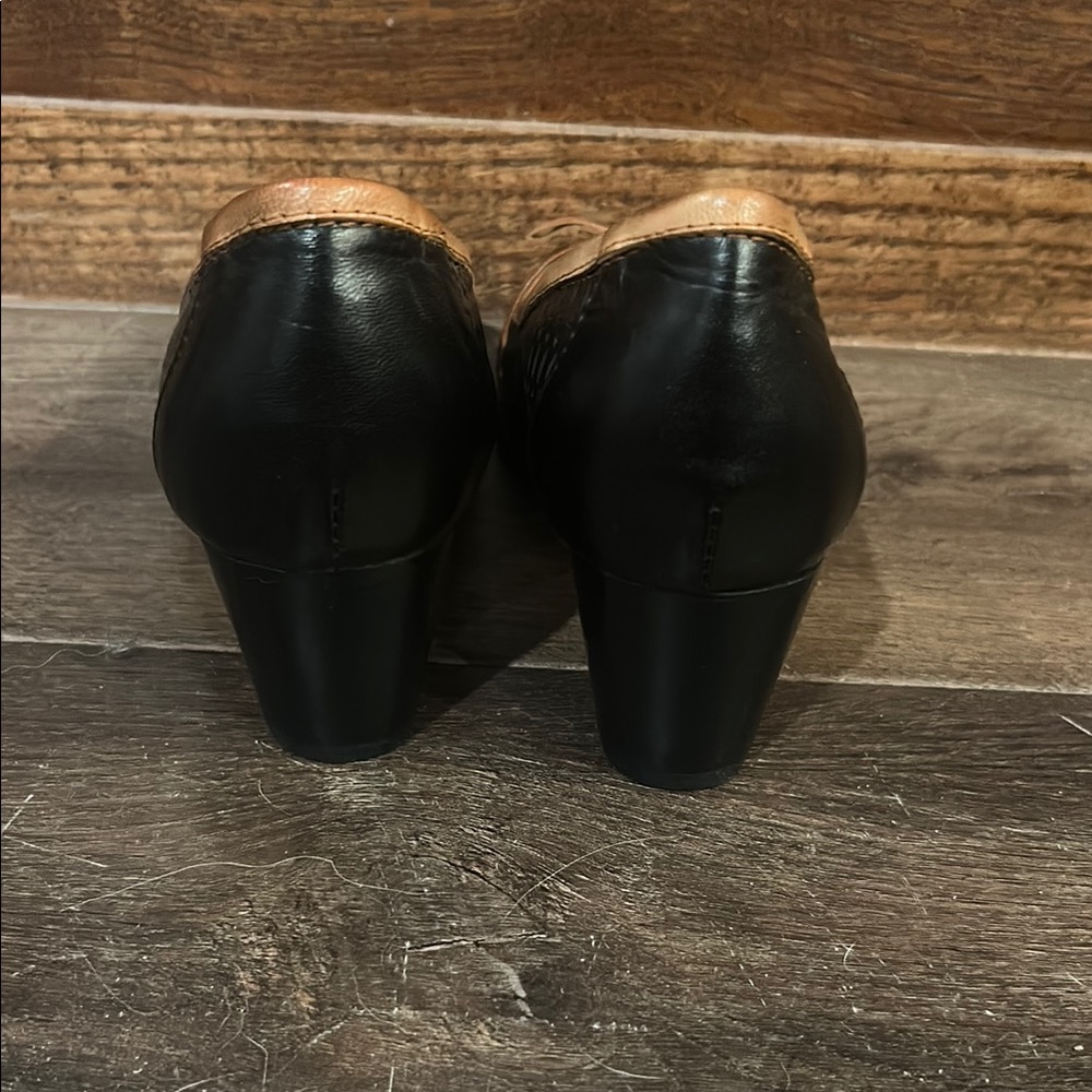 Elegant Black and Tan Heels with Bow Accent. Leather. - Picture 5 of 8